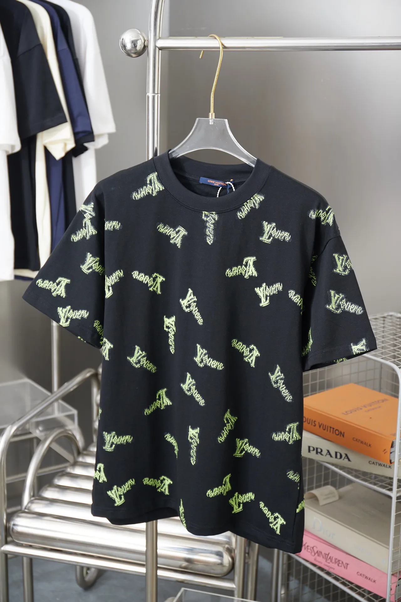 🅿️190 1V 25SS early spring new model Digitally printed letter short sleeves Light luxury essential item for daily commuting for men and women Correct version Welcome to compare Detailed features · 320g 100% pure cotton double yarn jersey fabric · Special thickened 32 pieces of double-strand 1X1 thread in the same cylinder custom dyeing · Positioned digital green LV letter logo printing · Double needle stitching and cross-stitching technology · Original main mark, washed tag, brand moisture-proof paper packaging Color: black/white/green Size: S/M/L/XL